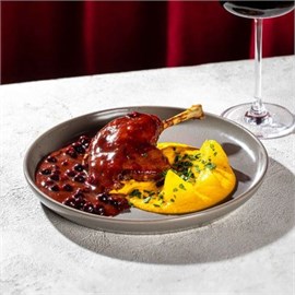 {{photo.Alt || photo.Description || 'Запеченная утиная ножка с яблочным чатни'}}